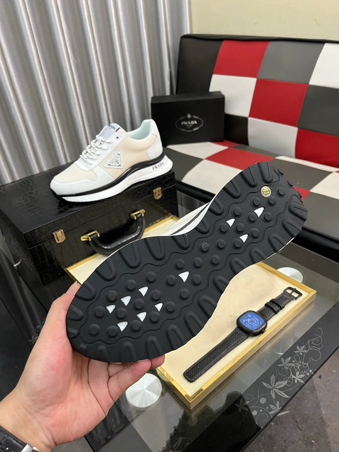 Men's Men's Shoes 💰458⌚️⌚️ Prada/Prada Men's new casual shoes, this sports shoe is made of imported calfskin upper with breathable mesh and breathable mesh lining. The foot pads are made of sheepskin, and the outsole is made of non-slip sports exclusive rubber outsole with logo. It feels good on the feet and is a fashionable item! Size: 38-44 4️⃣colors available